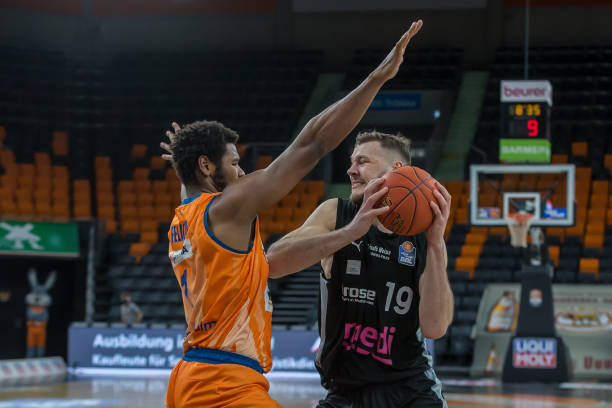 年轻防守球 年轻防守球